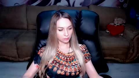 Snapshot of lovellymalina chatting on 10/27/25, 03:05 private open online show from 10/27/25, 03:05