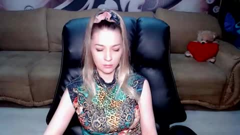 Snapshot of lovellymalina chatting on 11/07/25, 02:06 private open online show from 11/07/25, 02:06