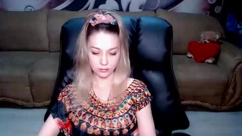 Snapshot of lovellymalina chatting on 11/11/25, 01:55 private open online show from 11/11/25, 01:55