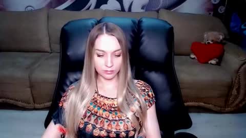 Snapshot of lovellymalina chatting on 11/14/25, 02:05 private open online show from 11/14/25, 02:05