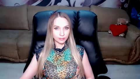 Snapshot of lovellymalina chatting on 11/15/25, 01:29 private open online show from 11/15/25, 01:29