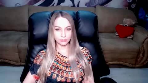 Snapshot of lovellymalina chatting on 11/23/25, 12:38 private open online show from 11/23/25, 12:38