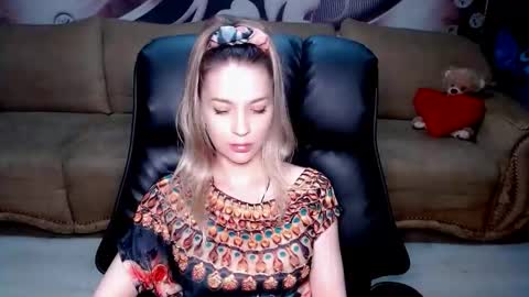 Snapshot of lovellymalina chatting on 12/02/25, 06:25 private open online show from 12/02/25, 06:25