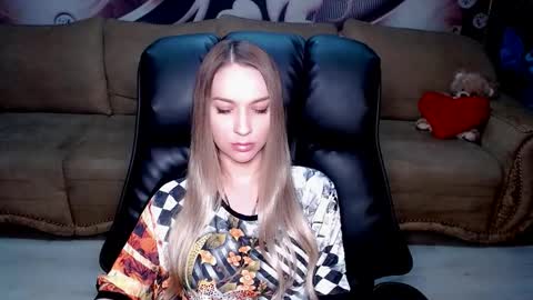 Snapshot of lovellymalina chatting on 12/04/25, 04:38 private open online show from 12/04/25, 04:38