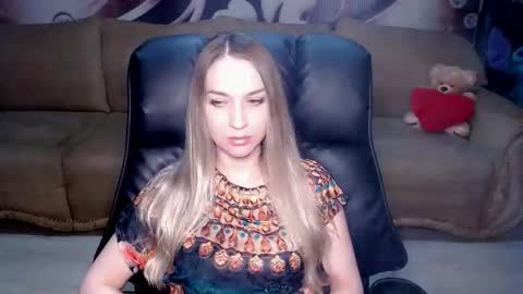 Snapshot of lovellymalina chatting on 12/21/25, 03:30 private open online show from 12/21/25, 03:30