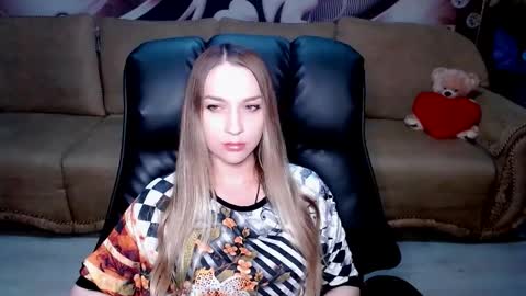 Snapshot of lovellymalina chatting on 02/15/26, 11:08 private open online show from 02/15/26, 11:08