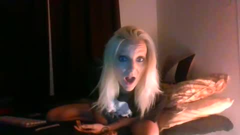 LunaRedd online show from 05/02/26, 07:13