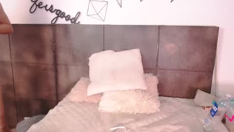 Snapshot of lovely_secret chatting on 11/12/25, 04:18 Hi guys online show from 11/12/25, 04:18