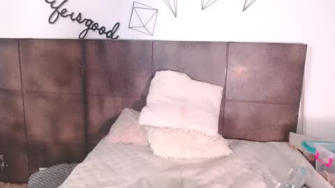 Snapshot of lovely_secret chatting on 12/02/25, 03:29 Hi guys online show from 12/02/25, 03:29