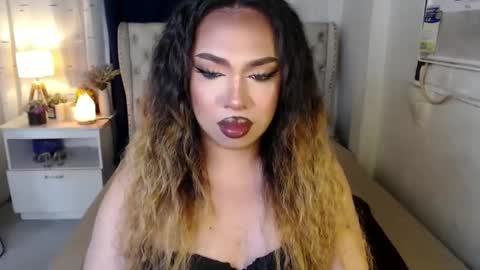 Snapshot of lovelymarie69 chatting on 01/06/25, 05:49 Rebeca online show from 01/06/25, 05:49