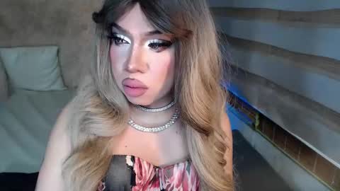 Snapshot of lovelymarie69 chatting on 12/01/25, 06:02 Rebeca online show from 12/01/25, 06:02