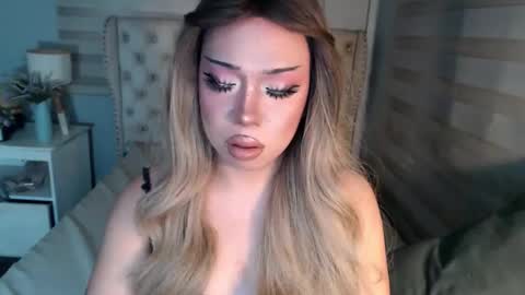 Snapshot of lovelymarie69 chatting on 12/14/25, 05:51 Rebeca online show from 12/14/25, 05:51