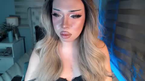 Snapshot of lovelymarie69 chatting on 12/16/25, 05:18 Rebeca online show from 12/16/25, 05:18