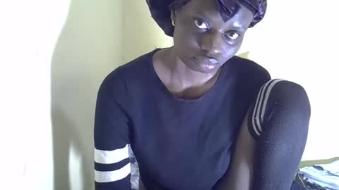 Snapshot of lovelymee2 chatting on 10/21/25, 02:12 lovelymee2 online show from 10/21/25, 02:12