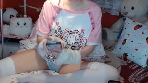 Snapshot of lovelynekochan chatting on 02/20/25, 01:25 Lisa Cherry online show from 02/20/25, 01:25