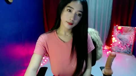 Snapshot of lovelypetite143 chatting on 05/27/26, 05:04 lovelypetite143 online show from 05/27/26, 05:04