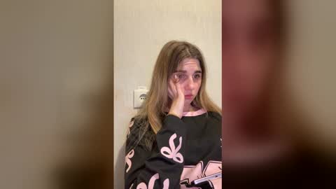 Snapshot of lovelysilk_63 chatting on 12/19/25, 02:02 ELA online show from 12/19/25, 02:02