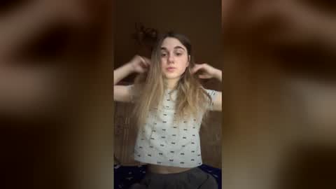 Snapshot of lovelysilk_63 chatting on 12/21/25, 08:21 ELA online show from 12/21/25, 08:21