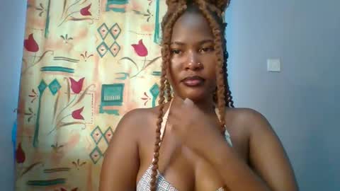 Snapshot of lovelyy_dreams chatting on 04/15/26, 05:03 Hanna online show from 04/15/26, 05:03
