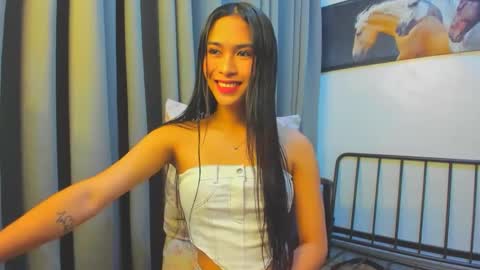 Snapshot of lovemarie19x chatting on 12/23/25, 04:32 pauleen online show from 12/23/25, 04:32