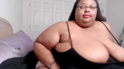 Snapshot of loves_aura chatting on 01/21/25, 01:39 Alyson online show from 01/21/25, 01:39