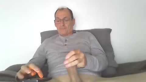 Snapshot of loves_to_cum2022 chatting on 10/01/25, 07:36 lovs2cum4u online show from 10/01/25, 07:36