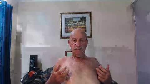 Snapshot of lovesblackazz chatting on 10/28/25, 10:41 Lovesblackazz online show from 10/28/25, 10:41