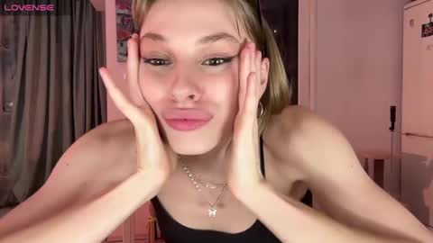 Snapshot of lovesstation chatting on 03/02/25, 09:01 lovesstation online show from 03/02/25, 09:01