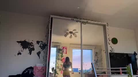 Snapshot of lovesstation chatting on 10/19/25, 02:40 lovesstation online show from 10/19/25, 02:40