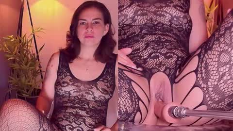 Snapshot of loving__lauren chatting on 10/05/25, 02:54 L A U R A online show from 10/05/25, 02:54