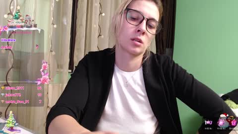 Snapshot of lovingfeetheels chatting on 12/04/24, 10:24 Antonia online show from 12/04/24, 10:24