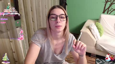 Snapshot of lovingfeetheels chatting on 12/16/24, 07:04 Antonia online show from 12/16/24, 07:04