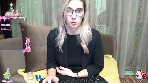 Snapshot of lovingfeetheels chatting on 12/30/24, 06:53 Antonia online show from 12/30/24, 06:53