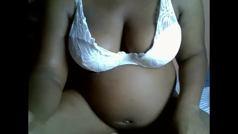 Snapshot of lowenyangvalentine chatting on 11/22/25, 02:43 lowenyangvalentine online show from 11/22/25, 02:43