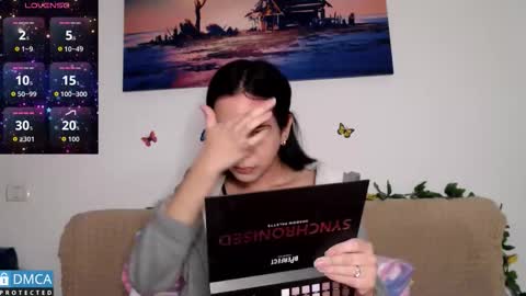 luara_ online show from 12/22/25, 12:35