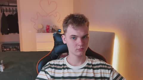 Snapshot of lucas_dany chatting on 09/15/25, 02:33 Lucas Gill online show from 09/15/25, 02:33