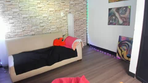 Snapshot of lucia_amores chatting on 03/05/25, 09:16 Luci online show from 03/05/25, 09:16