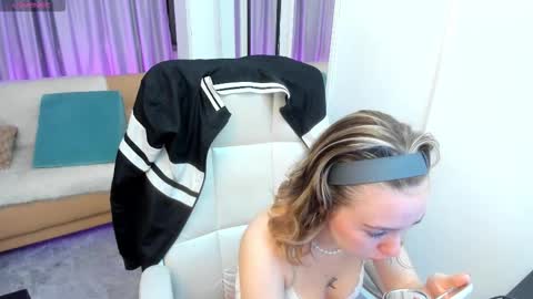 Snapshot of lucia_copper chatting on 11/08/25, 12:16 lucia_copper online show from 11/08/25, 12:16