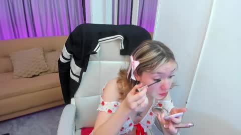 Snapshot of lucia_copper chatting on 11/17/25, 12:33 lucia_copper online show from 11/17/25, 12:33