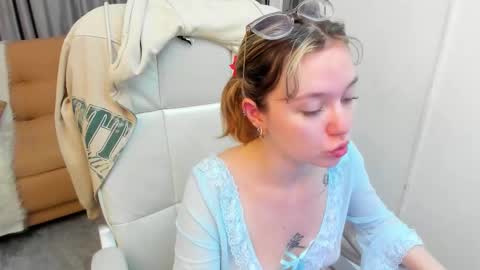 Snapshot of lucia_copper chatting on 12/04/25, 12:03 lucia_copper online show from 12/04/25, 12:03