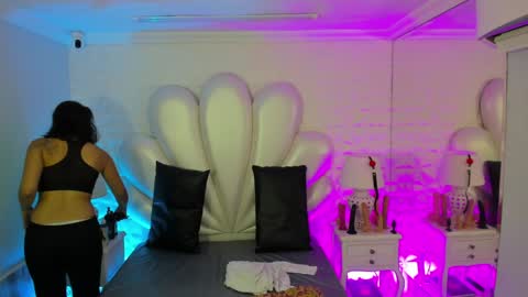 Snapshot of lucianacarter chatting on 12/16/24, 11:33 online show from 12/16/24, 11:33