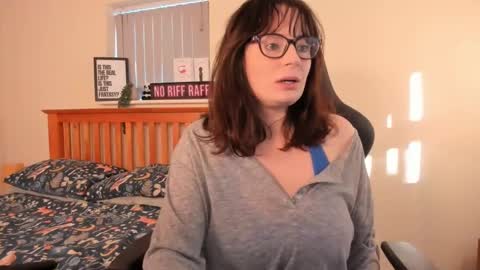 Snapshot of luciewintersuk chatting on 01/02/25, 12:13 Lucie Winters online show from 01/02/25, 12:13