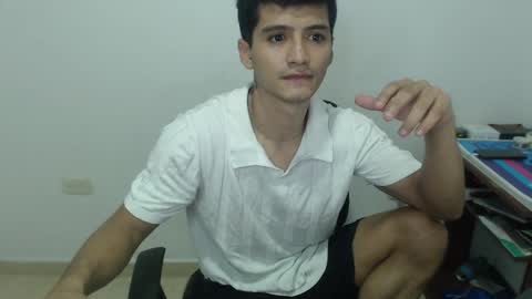 Snapshot of lucifferr_ chatting on 02/22/25, 01:22 leonel online show from 02/22/25, 01:22