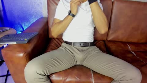 Snapshot of lucii_fer_ chatting on 01/24/25, 11:04 Leo online show from 01/24/25, 11:04