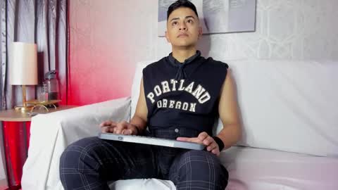 Snapshot of lucii_fer_ chatting on 02/08/25, 11:12 Leo online show from 02/08/25, 11:12