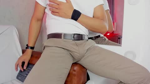 Snapshot of lucii_fer_ chatting on 02/20/25, 02:24 Leo online show from 02/20/25, 02:24