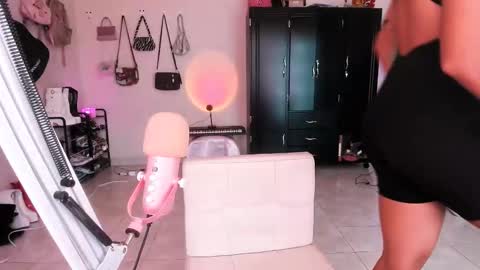 Snapshot of luciiaana chatting on 11/29/25, 04:10 luciana gr online show from 11/29/25, 04:10