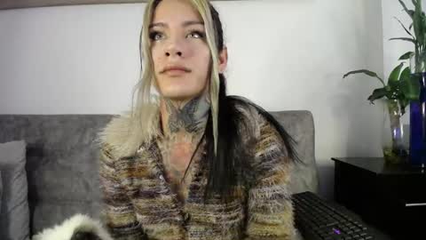 Snapshot of luciiana_lol chatting on 04/24/26, 12:51 luciiana online show from 04/24/26, 12:51
