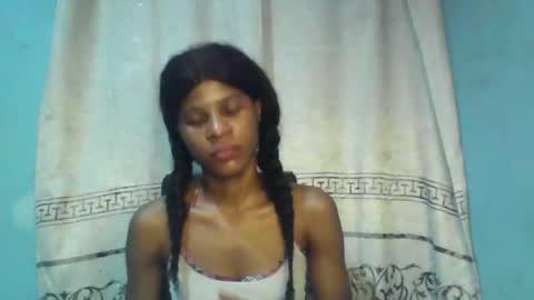 Snapshot of luckymadequeen chatting on 01/11/25, 04:27 Gloria online show from 01/11/25, 04:27