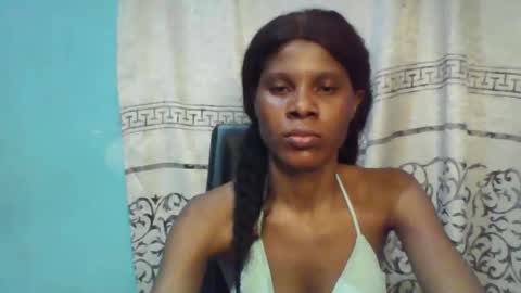 Snapshot of luckymadequeen chatting on 02/22/25, 02:17 Gloria online show from 02/22/25, 02:17